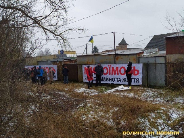 У Луцьку на Старому ринку демонтують паркан. ФОТО. ВІДЕО