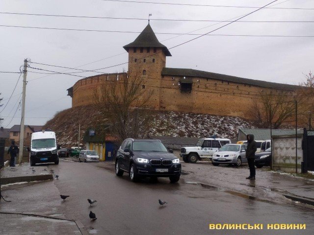 У Луцьку на Старому ринку демонтують паркан. ФОТО. ВІДЕО