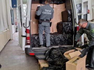 В авто української дипломатки митники знайшли 141 тисячу пачок сигарет