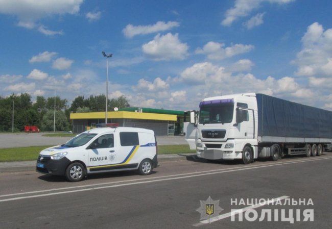 «Сядьте, я так десь приховаю»: на Волині п'яний водій фури пропонував хабар патрульним. ФОТО. ВІДЕО