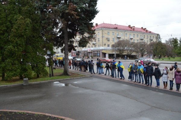 У Луцьку збудували «живий ланцюг» на підтримку євроінтеграції. ФОТО