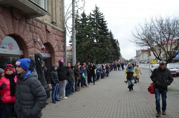 У Луцьку збудували «живий ланцюг» на підтримку євроінтеграції. ФОТО