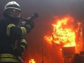 У Ковельському районі спалахнув вогонь на терасі будинку: пожежа знищила покрівлю і хатні речі 