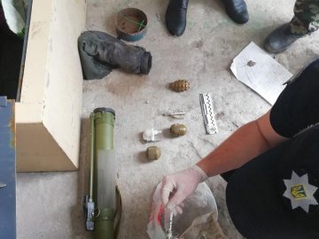 У рівненського підприємця під час обшуку знайшли гранатомет, бурштин та крадений Range Rover. ФОТО  