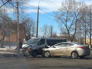 Аварія в Луцьку: в легковика розтрощений «передок»