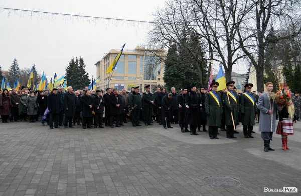 У Луцьку перед замком виклали зі свічок «хрест пам’яті». ФОТО