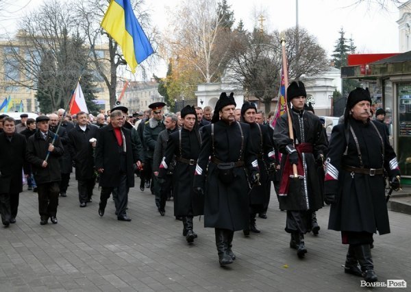 У Луцьку перед замком виклали зі свічок «хрест пам’яті». ФОТО