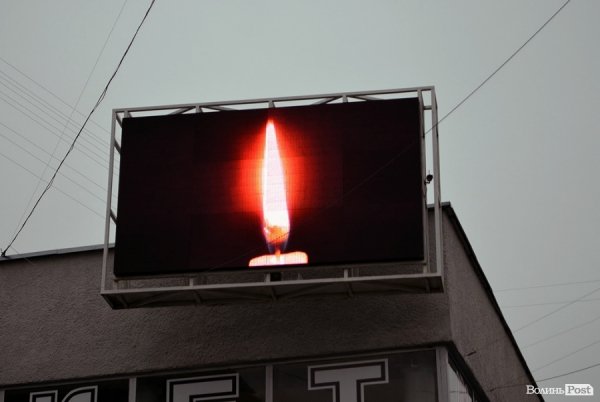 У Луцьку перед замком виклали зі свічок «хрест пам’яті». ФОТО