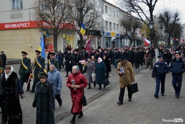 У Луцьку перед замком виклали зі свічок «хрест пам’яті». ФОТО