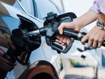 Експерт розповів, коли українці зможуть купити більше пального