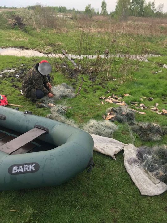 У нацпарку на Волині затримали браконьєрів, які ловили рибу сітками із човна. ФОТО
