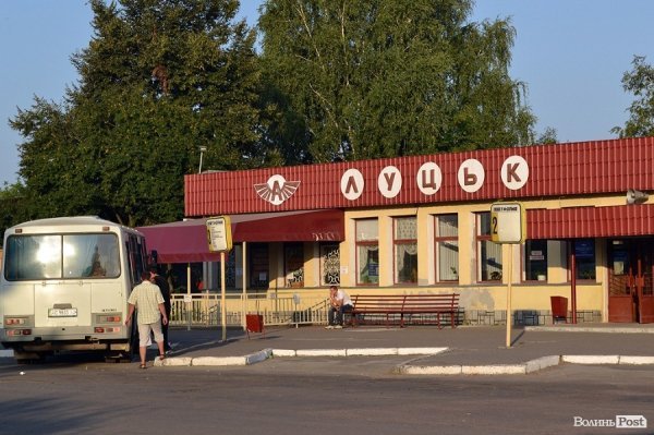 Автостанція № 2. Ще затемна звідси від'їжджають у напрямку Львова.