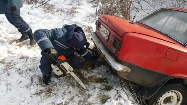 Поблизу Луцька легковик злетів у кювет