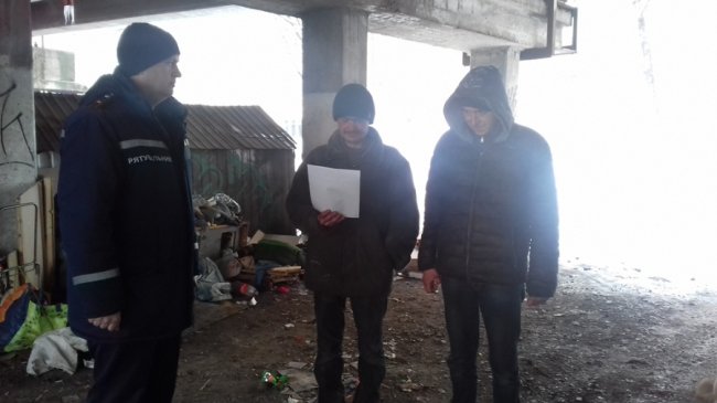 У Луцьку врятували жінку, яка ледь не замерзла біля смітника