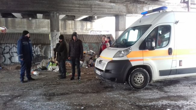 У Луцьку врятували жінку, яка ледь не замерзла біля смітника