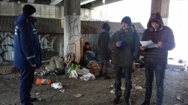 У Луцьку врятували жінку, яка ледь не замерзла біля смітника