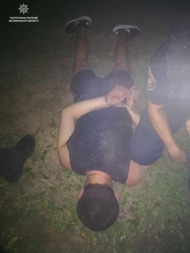 Тікав від поліцейських та пручався: у Луцьку спіймали грабіжника. ФОТО. ВІДЕО