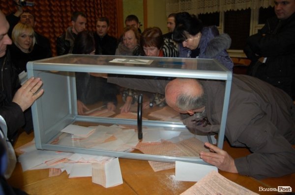 Деякі бюлетені «застрягали» в урнах для голосування