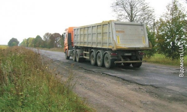 Багатотонні вантажівки руйнують дорогу у волинському селі. ФОТО