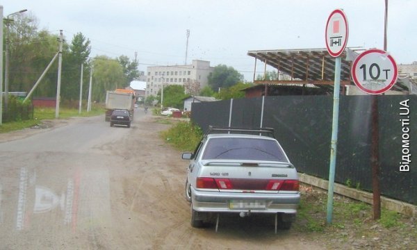 Багатотонні вантажівки руйнують дорогу у волинському селі. ФОТО