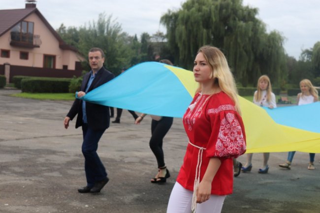 У Володимирі розгорнули 10-метровий прапор. ФОТО