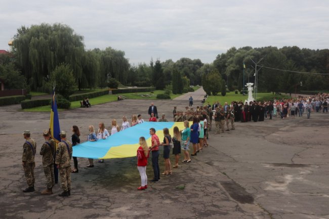 У Володимирі розгорнули 10-метровий прапор. ФОТО