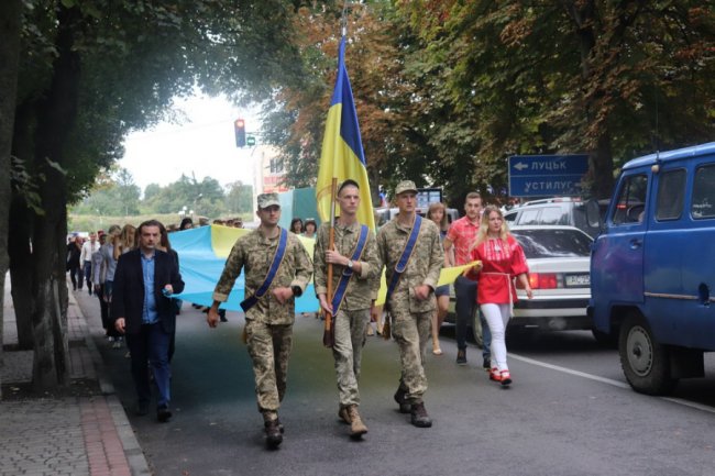 У Володимирі розгорнули 10-метровий прапор. ФОТО
