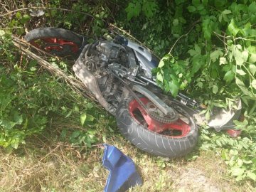 На Львівщині мотоцикліст з Волині влетів у дорожній знак та з'їхав у кювет. ФОТО