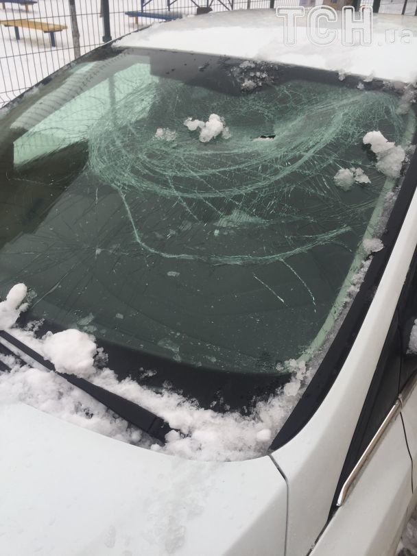 На Київщині бурулі потрощили 18 автівок. ФОТО