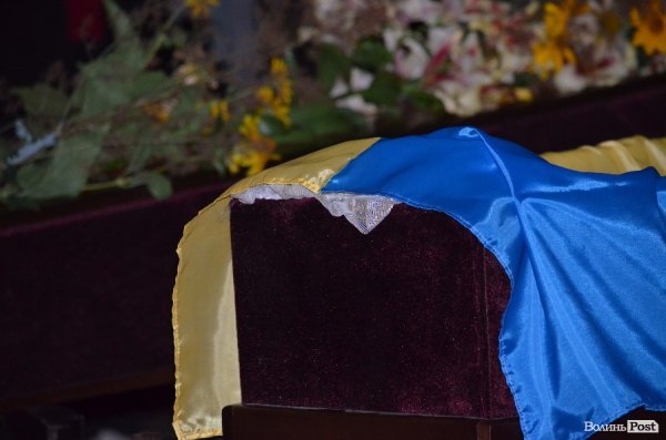 Зі сльозами на очах: на Волині зустріли загиблого земляка. ФОТО. ВІДЕО