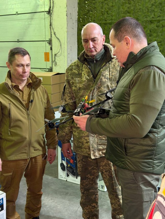 Бійці 72 бригади отримали партію дронів та генератори від волонтерів «Української команди»