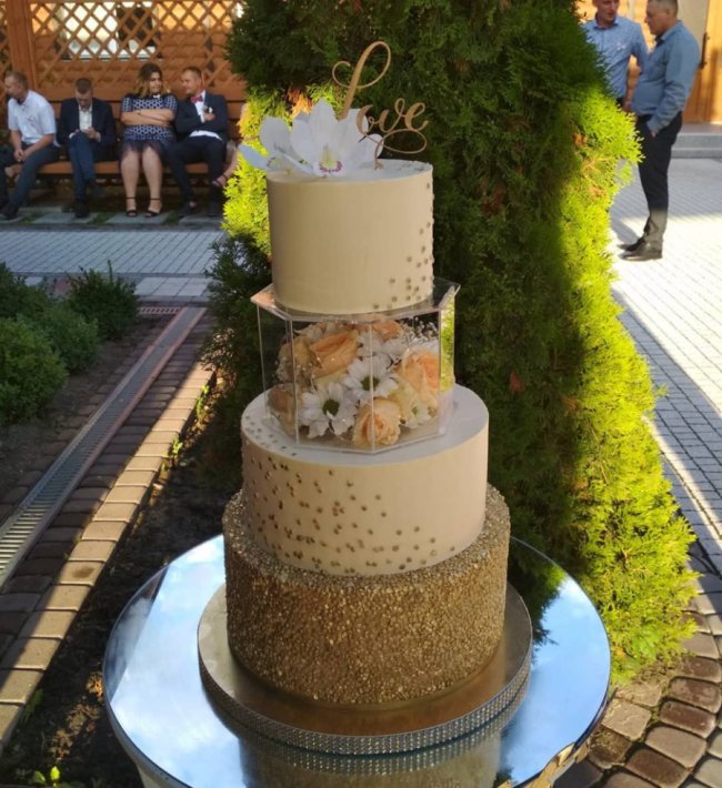 «Падаючі» та 3D: волинянка випікає та незвично оформлює торти. ФОТО