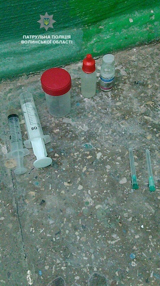 У Луцьку серед двору лежав наркоман. ФОТО