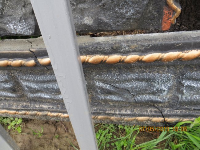 Розшукують водія, який розтрощив паркан біля кладовища у селі під Луцьком. ФОТО