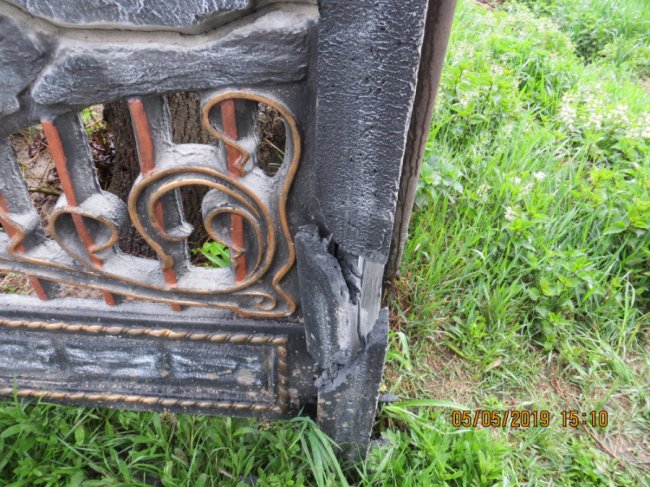 Розшукують водія, який розтрощив паркан біля кладовища у селі під Луцьком. ФОТО