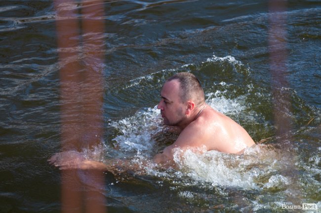 Як лучани пірнали в крижану купіль Стиру. ФОТО. ВІДЕО