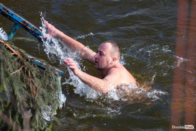 Як лучани пірнали в крижану купіль Стиру. ФОТО. ВІДЕО