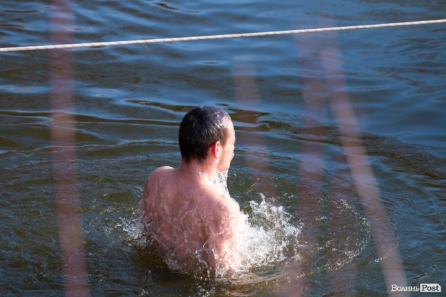 Як лучани пірнали в крижану купіль Стиру. ФОТО. ВІДЕО