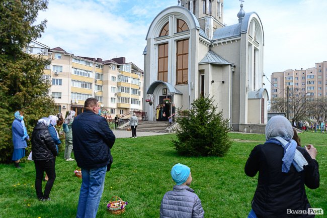 У Луцьку вже почали освячувати великодні кошики. Фото