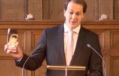 Порошенка в Нідерландах «потролили» шоколадкою