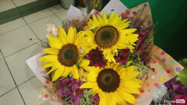 «Квітковий бум» на перший дзвоник: ціни в Луцьку. ФОТО