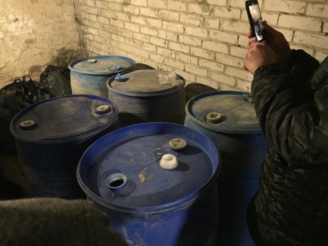 Волинські податківці вилучили понад 2500 пляшок сурогатного шампанського