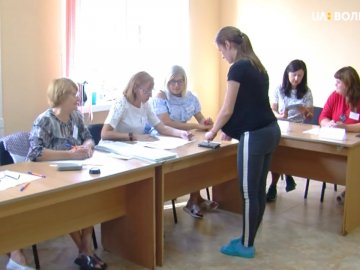 Як голосували у луцькому пологовому будинку. ВІДЕО