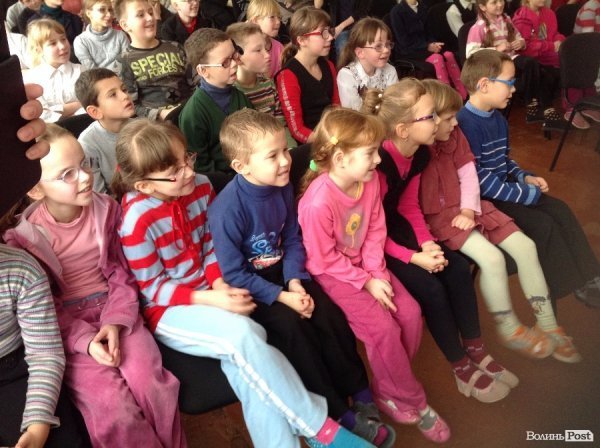 Спілкування - це найголовніше: помічники Миколая подарували новорічне свято дітям у Крупі. ФОТО 