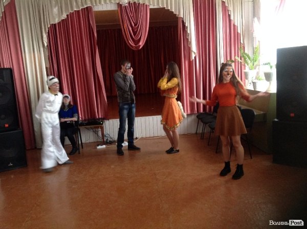 Спілкування - це найголовніше: помічники Миколая подарували новорічне свято дітям у Крупі. ФОТО 