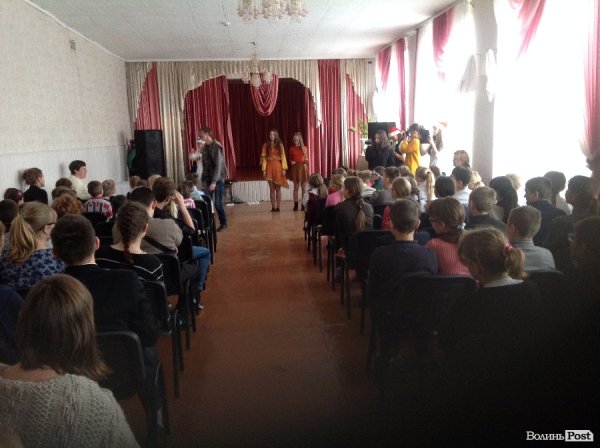 Спілкування - це найголовніше: помічники Миколая подарували новорічне свято дітям у Крупі. ФОТО 