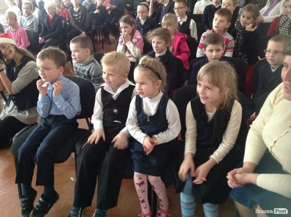 Спілкування - це найголовніше: помічники Миколая подарували новорічне свято дітям у Крупі. ФОТО 