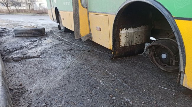 Аварія у Луцьку: в маршрутки відлетіло колесо. ФОТО