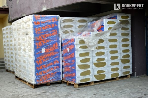 Висотку в центрі Луцька утеплюють