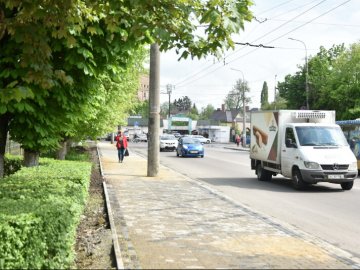 Біля луцького ринку відремонтували пішохідні доріжки. ФОТО
